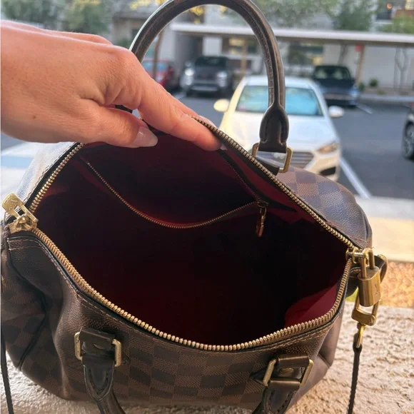 Authentic, Beautiful Louis Vuitton Speedy 35 Bag with Strap Included. - Picture 7 of 14